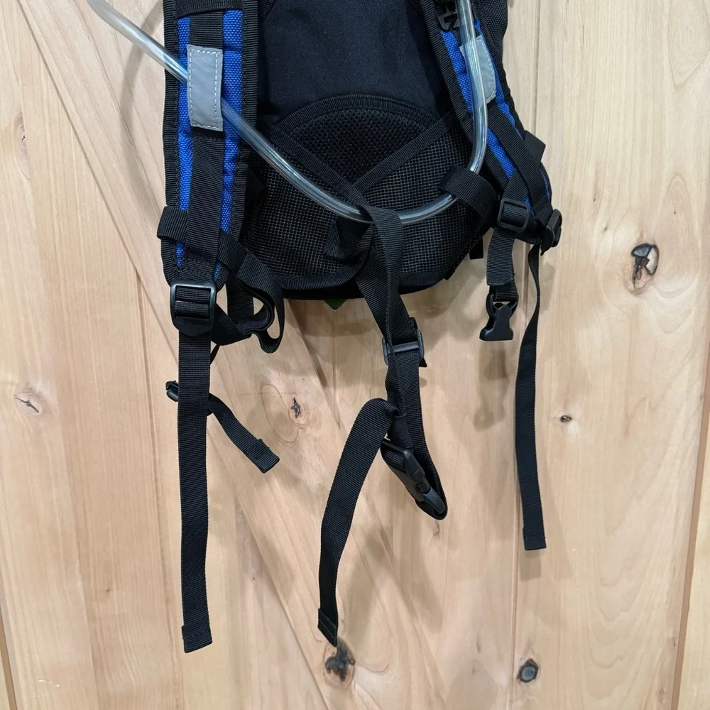 Discovery Channel Hydration Backpack NWT! Blue Camping Hiking Hydropak